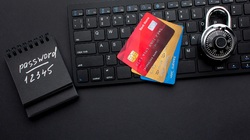 En la imagen una tarjeta de credito, un teclado de computador y unas llaves