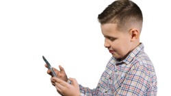 un adolescente sostiene su teléfono con las dos manos